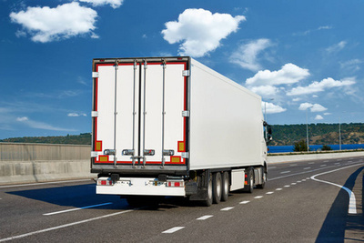 道路与清楚的集装箱,货物运输概念上卡车
