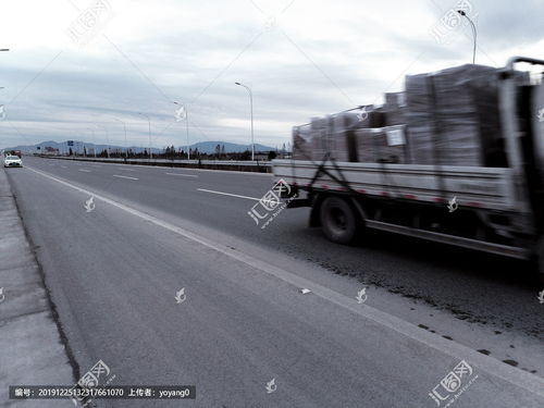 公路上装满货物的运输车辆
